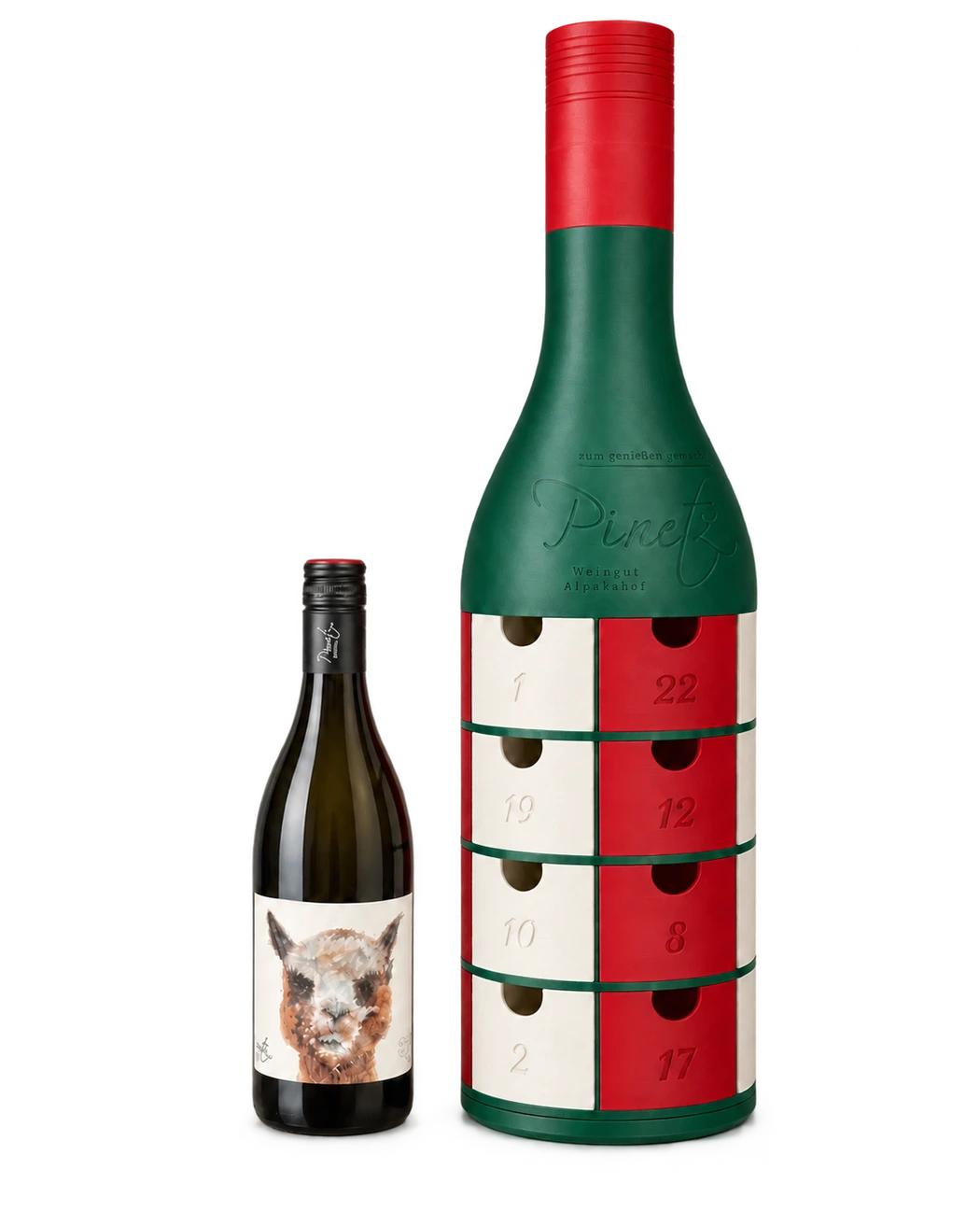 Der 55,3 cm hohe Adventkalender neben einer normalen Pinetz-Weinflasche.